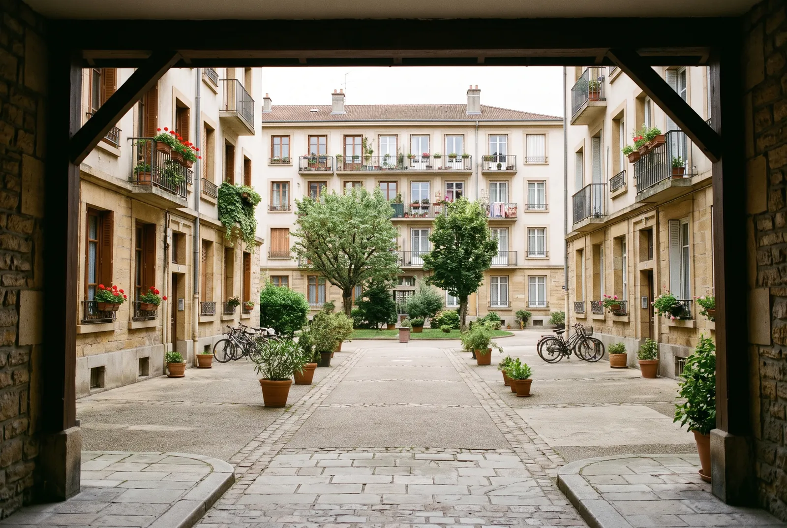 Cour intérieure d'un immeuble à Oullins